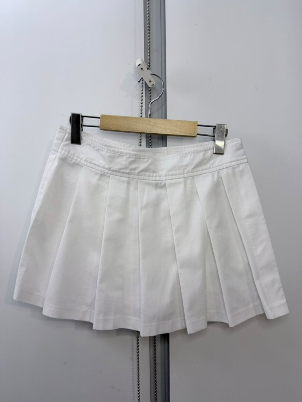Sun·deh White Pleated Mini Skirt
